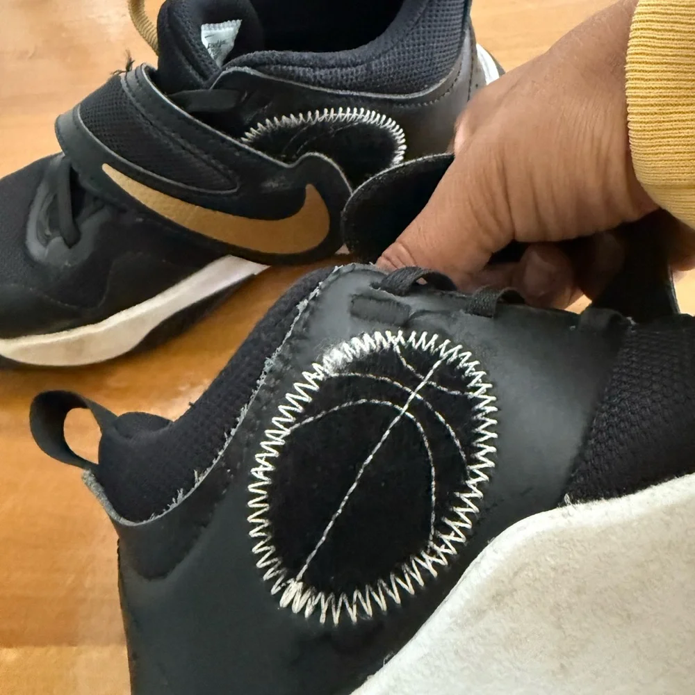 Nike‎ Big Kid Team Hustle D11 Basketball Shoe